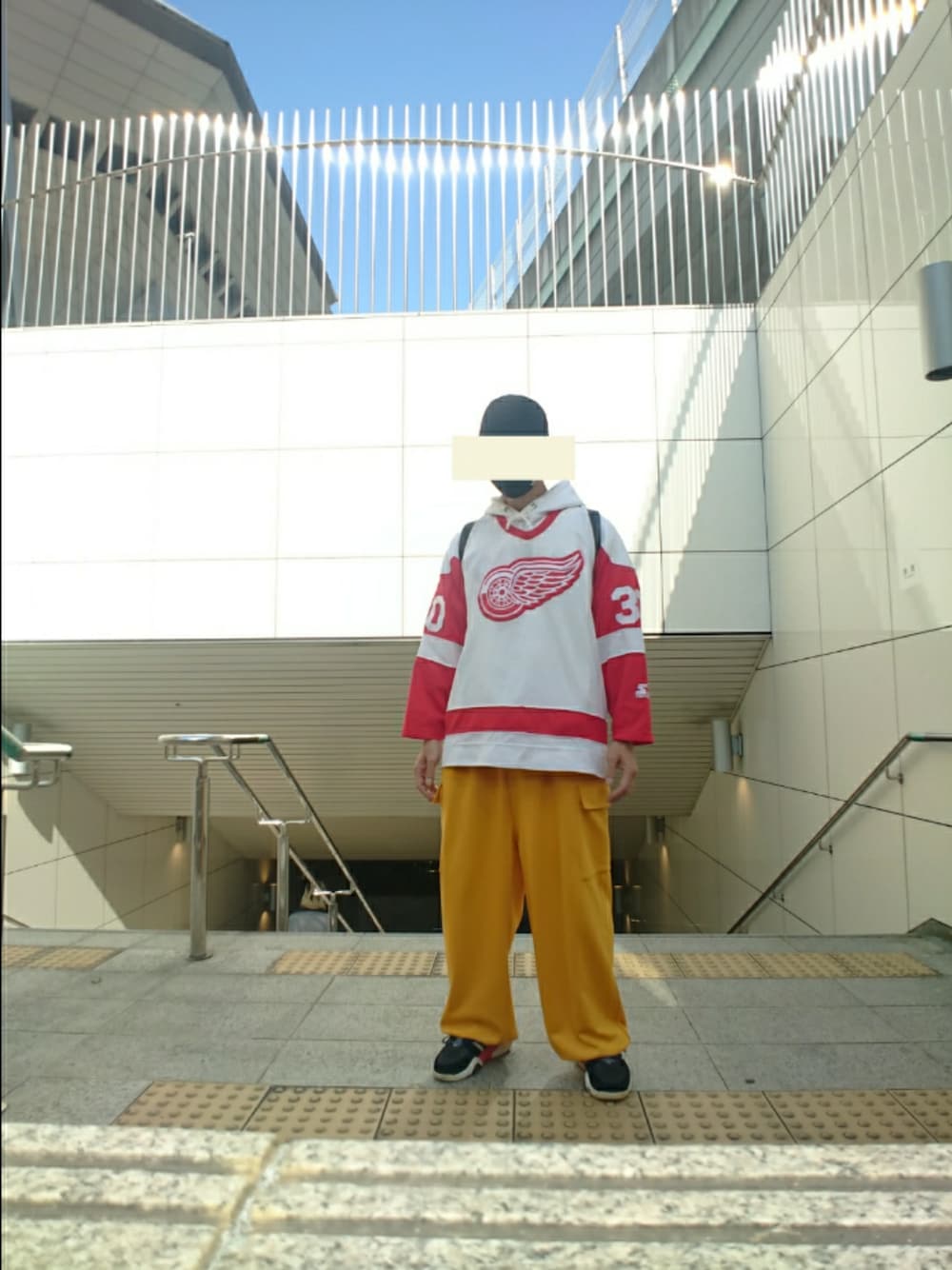 「ハット、ホッケーシャツ、パーカー、スウェット、カーゴパンツ、スニーカー、ストリート、NHL、clear、starter、チャンピオン、スピンズ、アレキサンダーワン×アディダス、KENZO」｜「clearのコーデュロイバケットハット ≪2022AW新作≫（ハット、ブラック系）」を使った、たっくんさん（メンズ・176cm）の春コーディネートの1枚目の写真