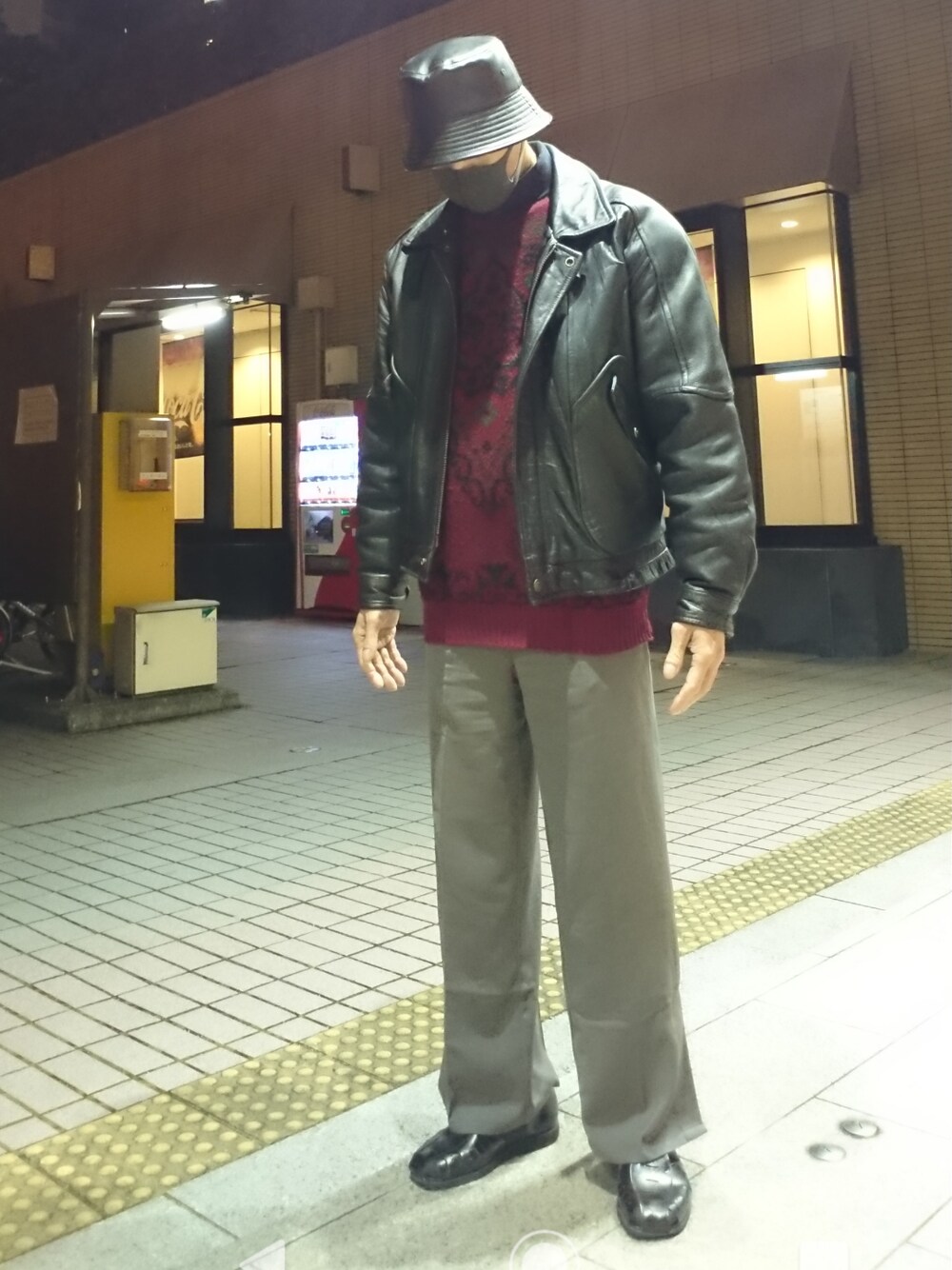 ブラック系のライダースジャケット、レッド系のニット/セーター、ブラック系のその他パンツを着用したメンズの春コーディネートの1枚目の写真