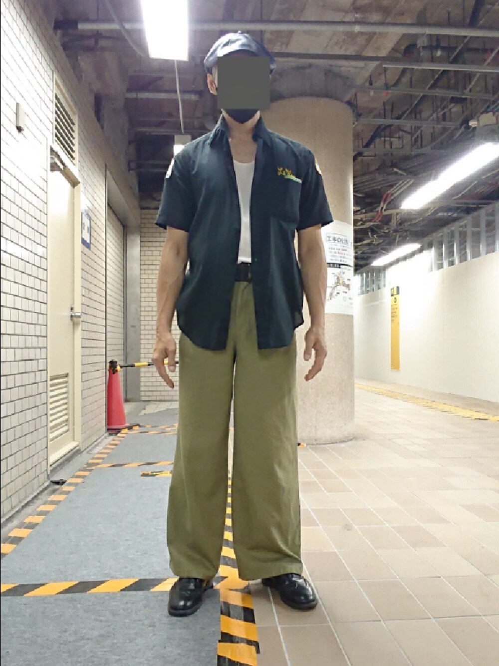 ホワイト系のTシャツ/カットソー、ブラック系のシャツ/ブラウス、グリーン系のその他パンツを着用したメンズの夏コーディネートの1枚目の写真