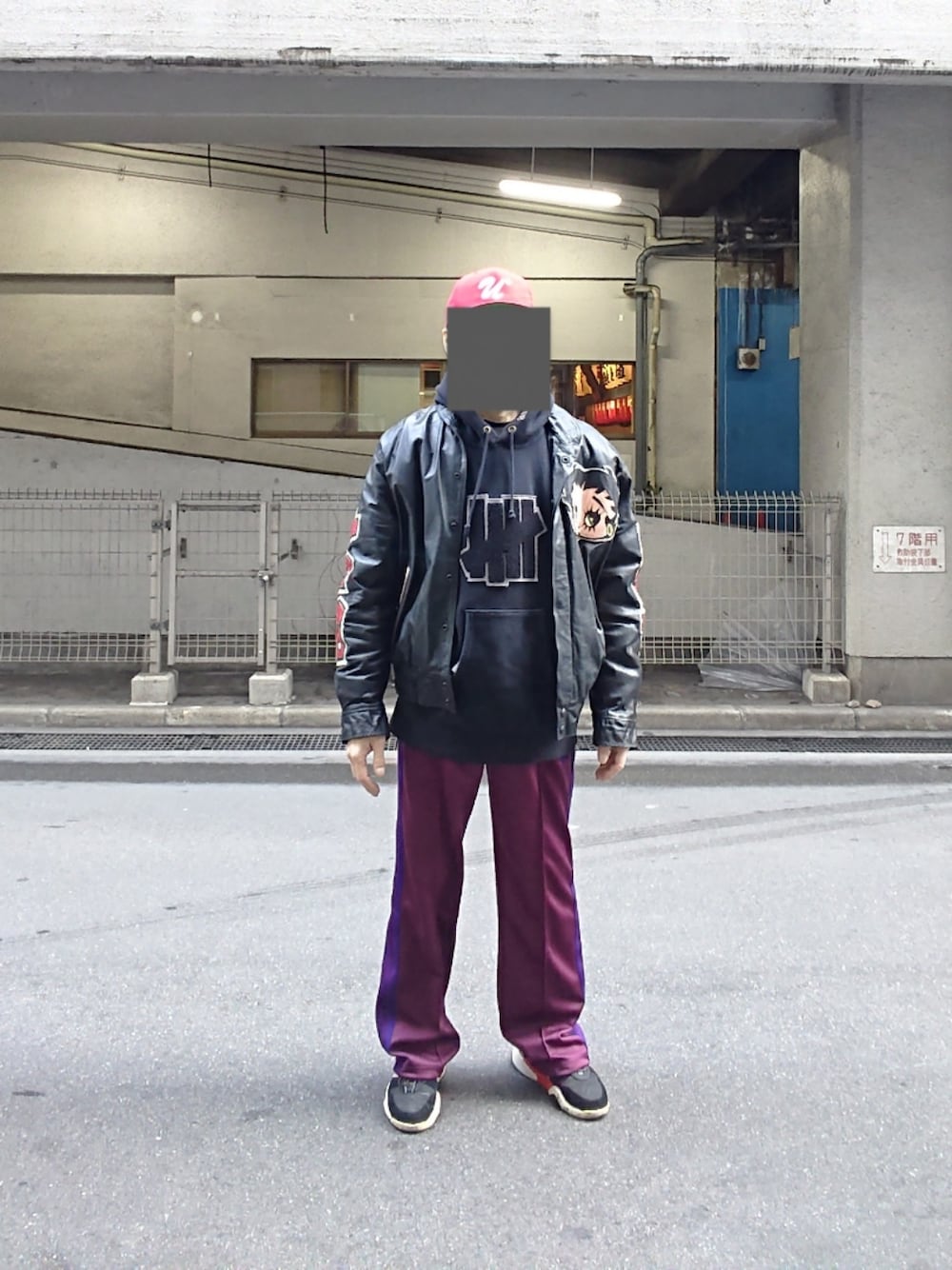 ブラック系のパーカー、ブラック系のブルゾン、レッド系のその他パンツを着用したメンズの冬コーディネートの1枚目の写真