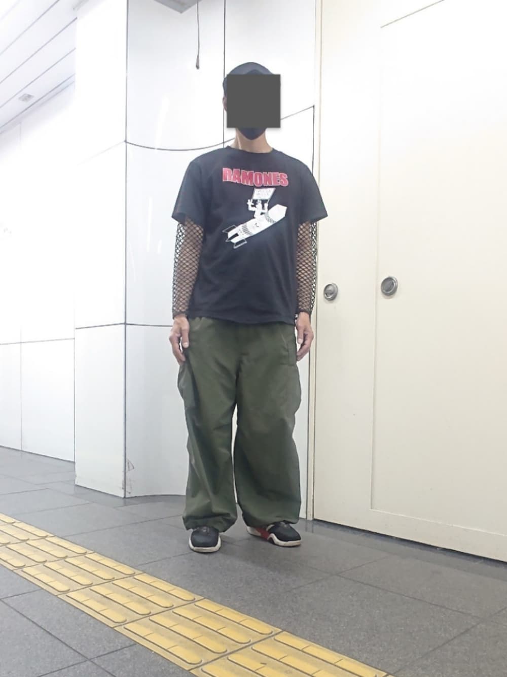 ブラック系のTシャツ/カットソー、ブラック系のTシャツ/カットソー、グリーン系のカーゴパンツを着用したメンズの夏コーディネートの1枚目の写真