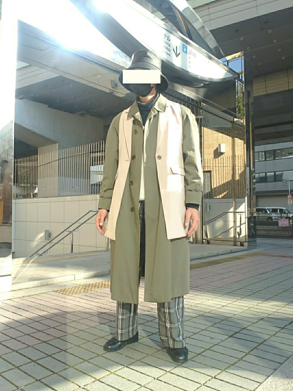 ベージュ系のその他アウター、グレー系のステンカラーコート、グレー系のパンツを着用したメンズの春コーディネートの1枚目の写真