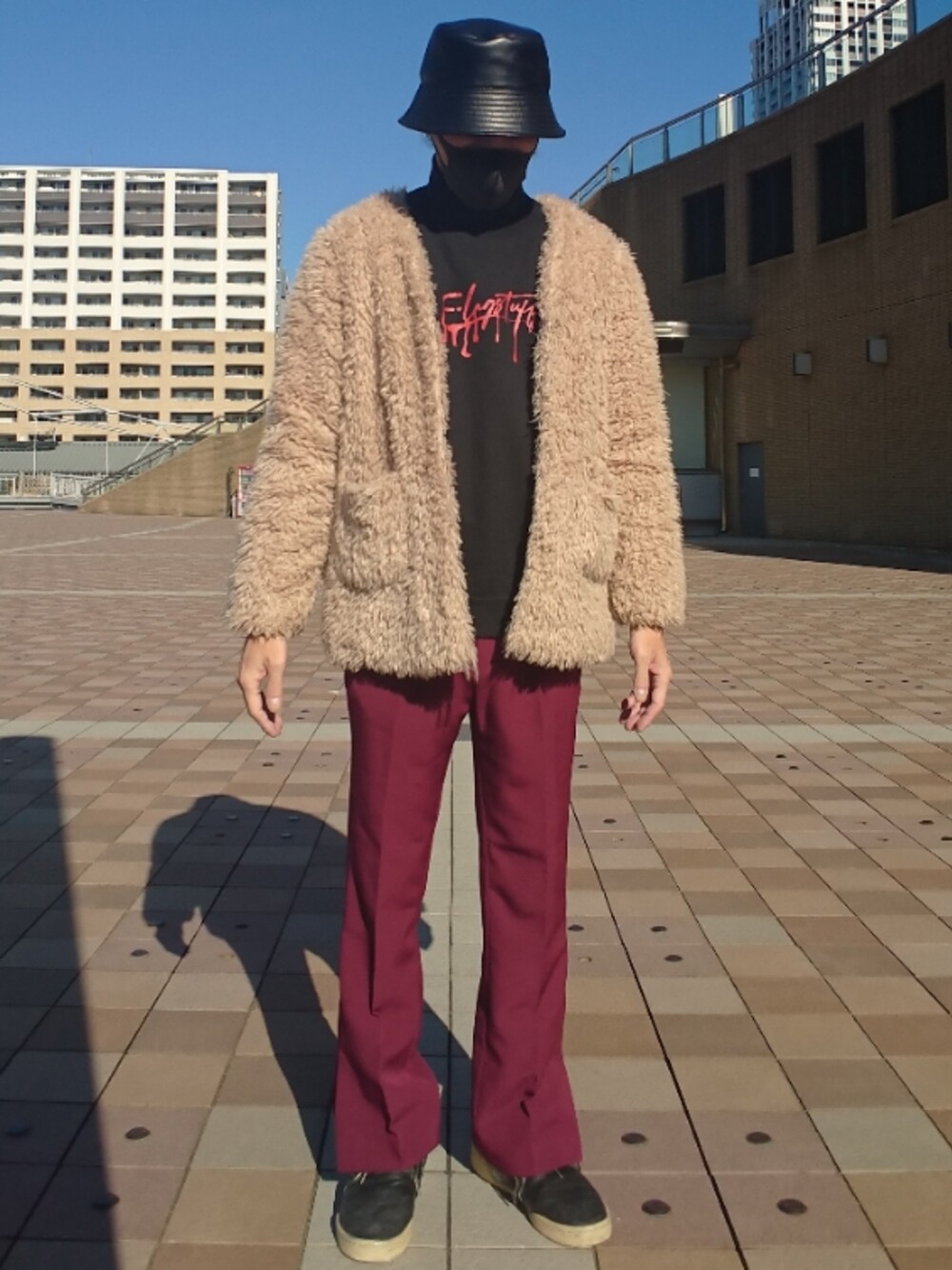 「バケットハット、スウェット、タートルネック、スリットパンツ、スニーカー、WEGO、INGNI、フラグスタフ、Y-3、ファージャケット」｜「WEGOのアイテム（ハット、ブラック系）」を使った、たっくんさん（メンズ・176cm）の冬コーディネートの1枚目の写真