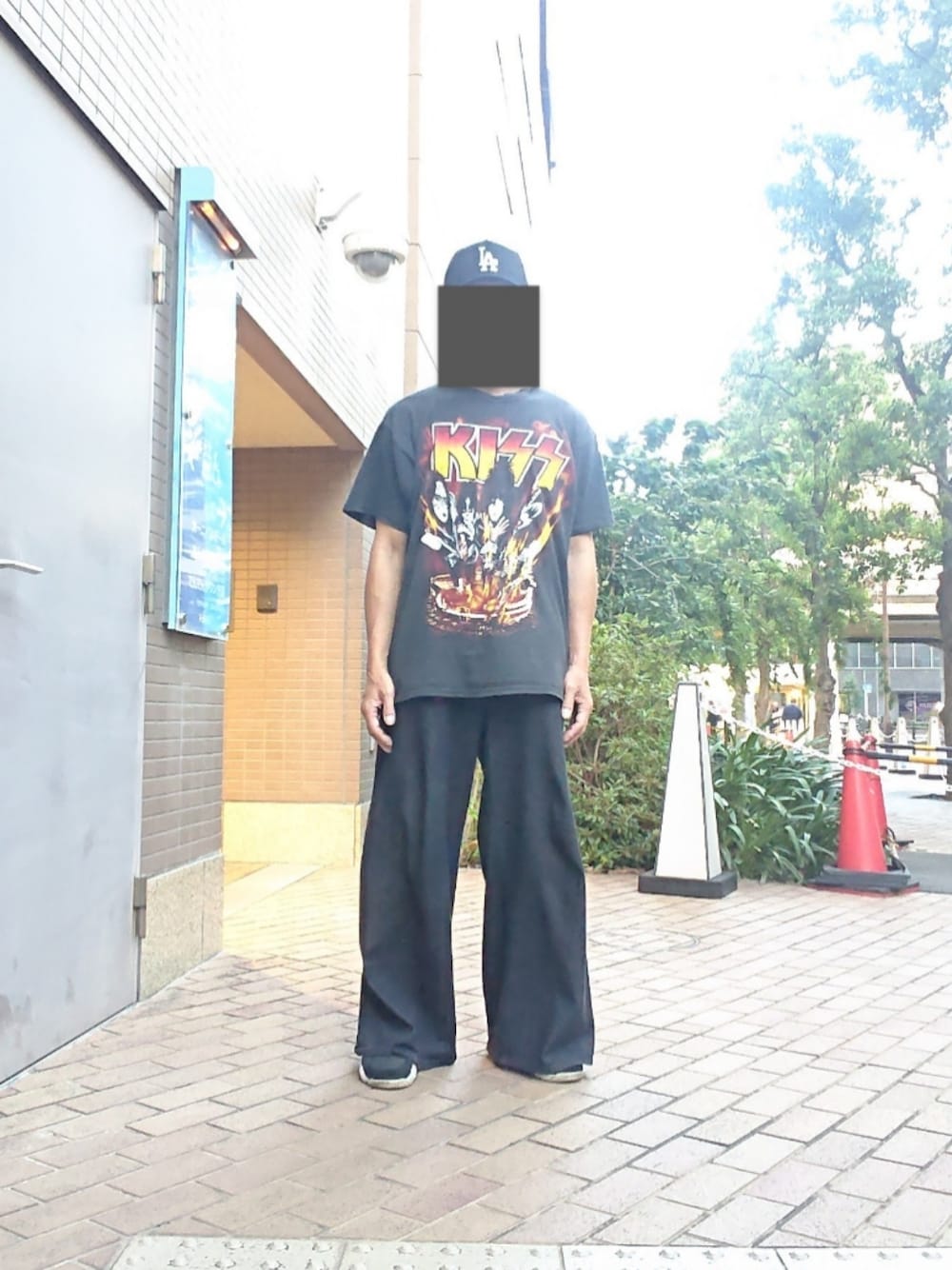 ブラック系のTシャツ/カットソー、ブラック系のデニムパンツ、ブラック系のスニーカーを着用したメンズの夏コーディネートの1枚目の写真