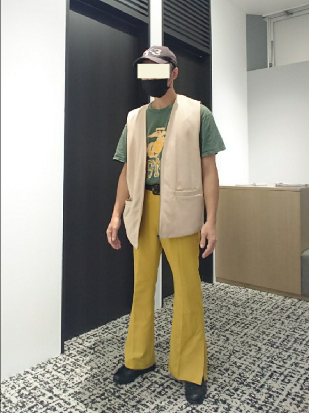 「キャップ、ベスト、Tシャツ、カラーパンツ、グルカサンダル、Y-3、センスオブプレイス、US古着、ディスコート、BEAMS、カラーコーデ、テイストミックス」｜「Y-3のアイテム（キャップ、ブラック系）」を使った、たっくんさん（メンズ・176cm）の秋コーディネートの1枚目の写真