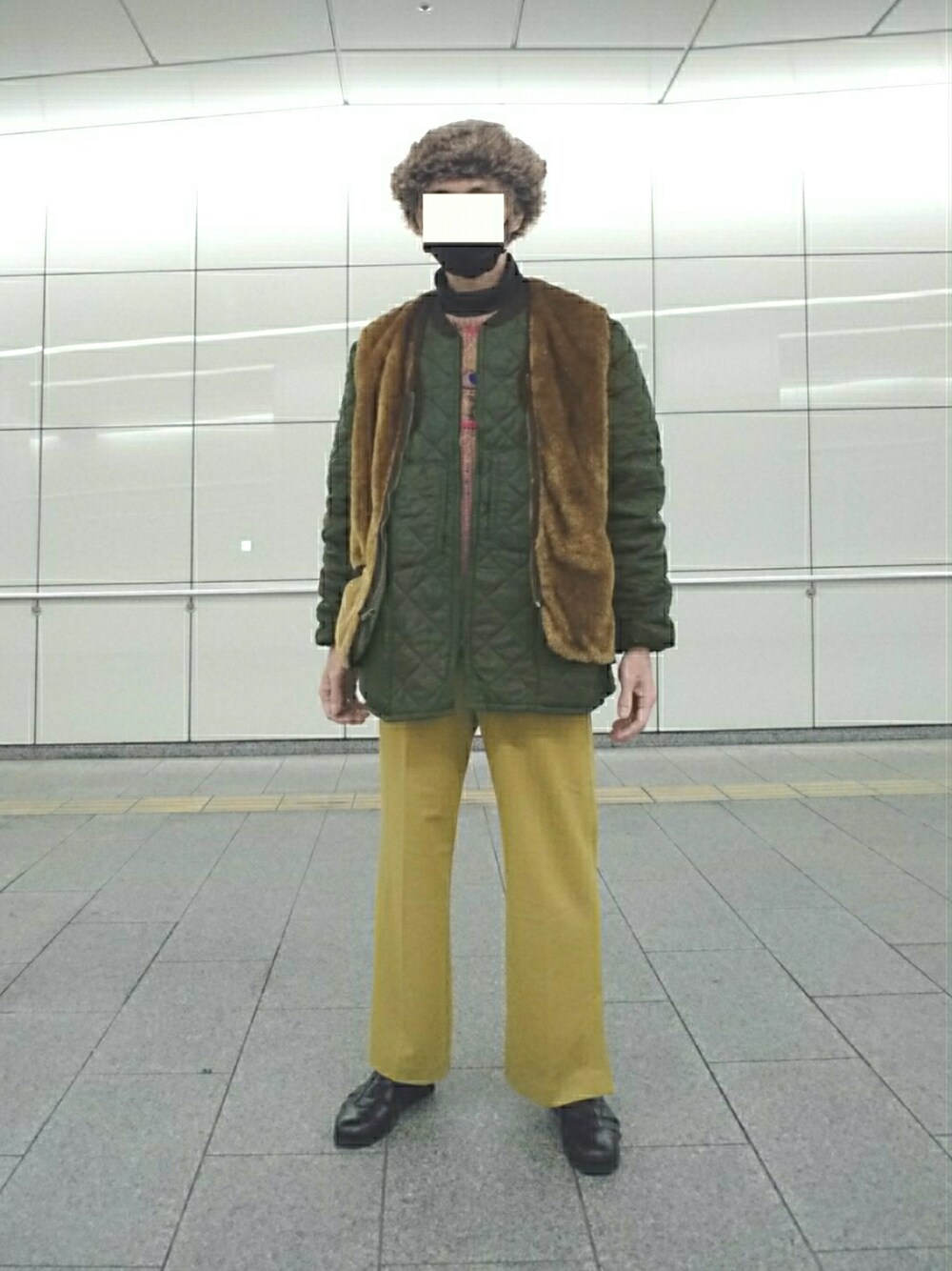 ブラウン系のニット/セーター、グリーン系のジャケット/アウター、ブラウン系のベストを着用したメンズの冬コーディネートの1枚目の写真