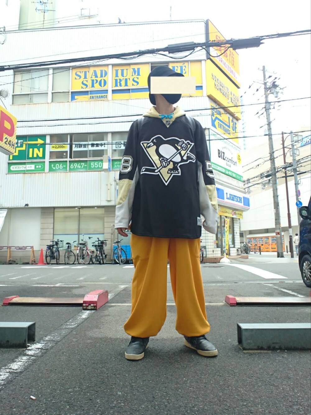 イエロー系のパーカー、ブラック系のTシャツ/カットソー、イエロー系のカーゴパンツを着用したメンズの春コーディネートの1枚目の写真
