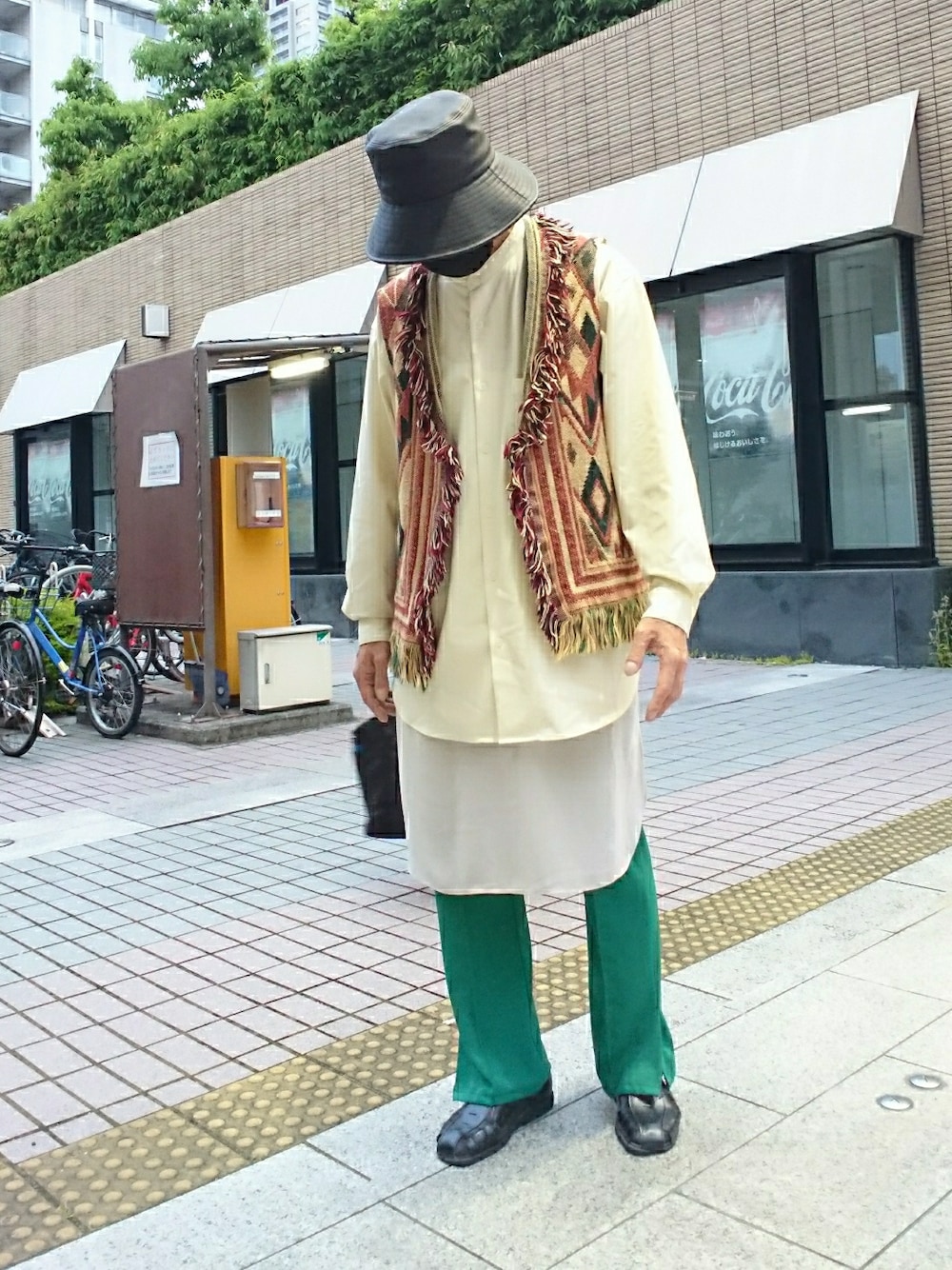 その他のベスト、グリーン系のスラックス、ブラック系のサンダルを着用したメンズの春コーディネートの1枚目の写真