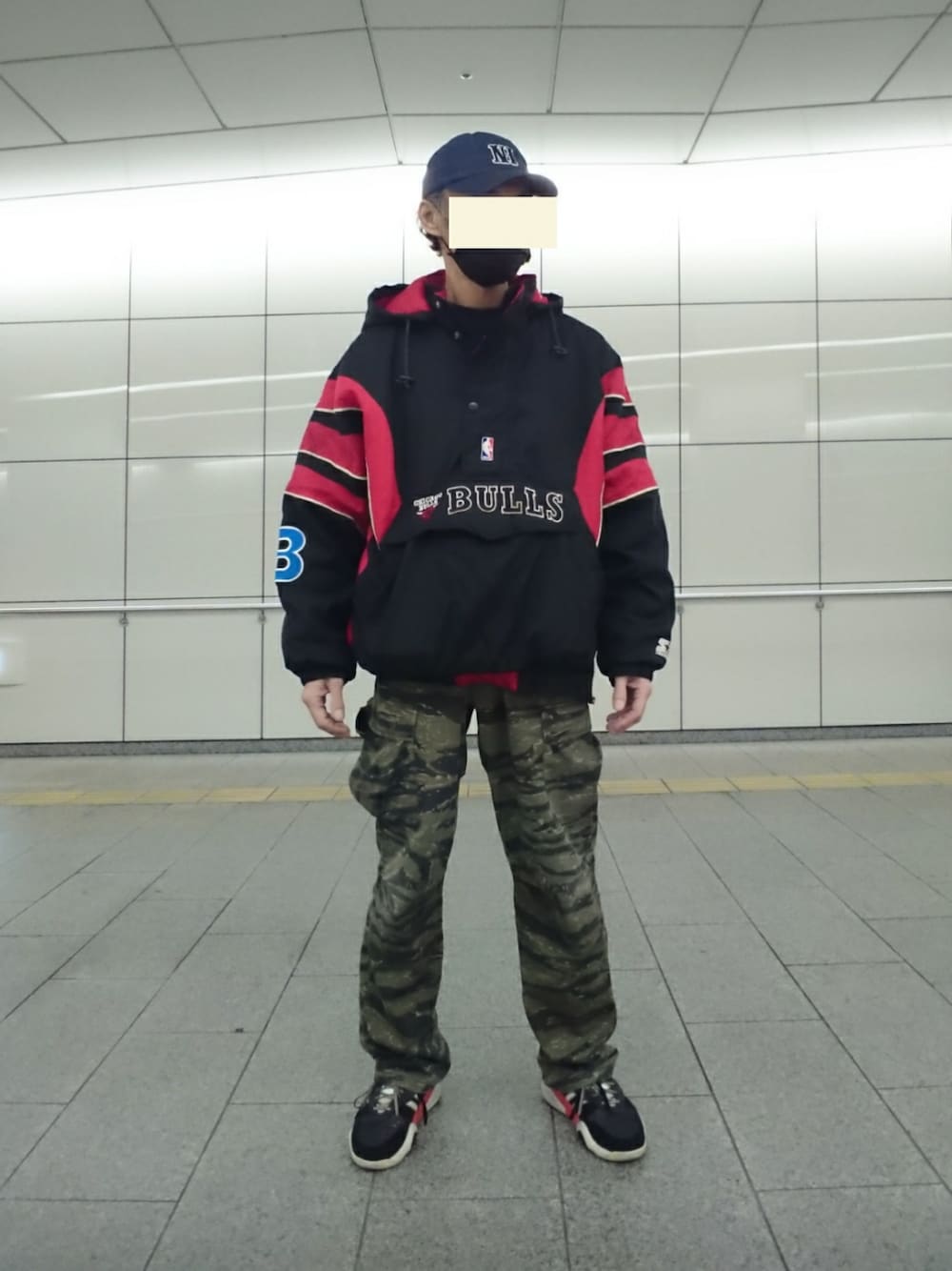 ブラック系のその他アウター、その他のカーゴパンツ、ブラック系のスニーカーを着用したメンズの冬コーディネートの1枚目の写真