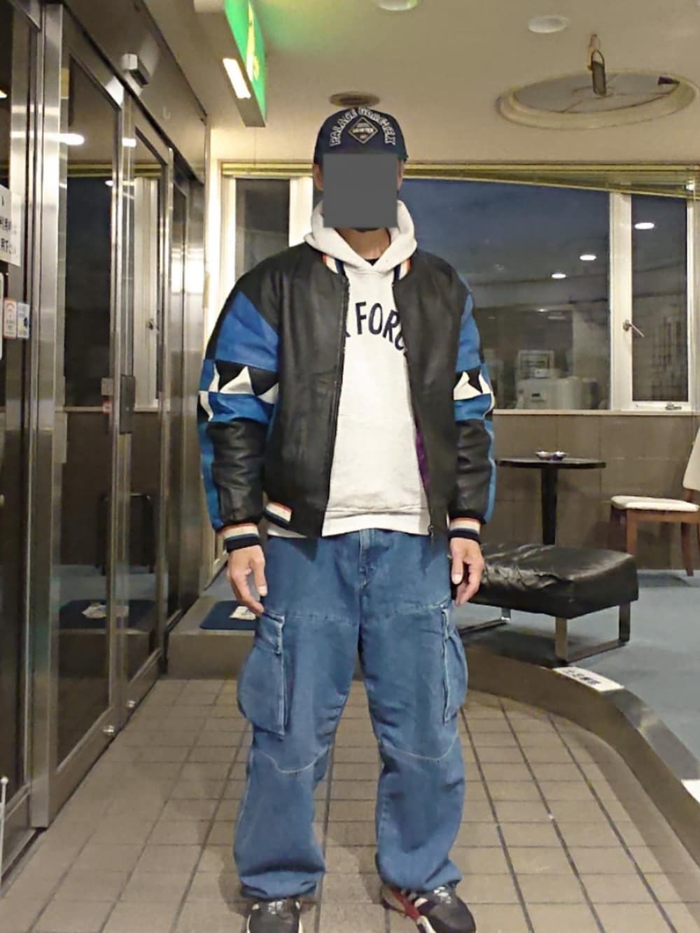 ブルー系のその他アウター、ブルー系のカーゴパンツ、ブラック系のスニーカーを着用したメンズの春コーディネートの1枚目の写真