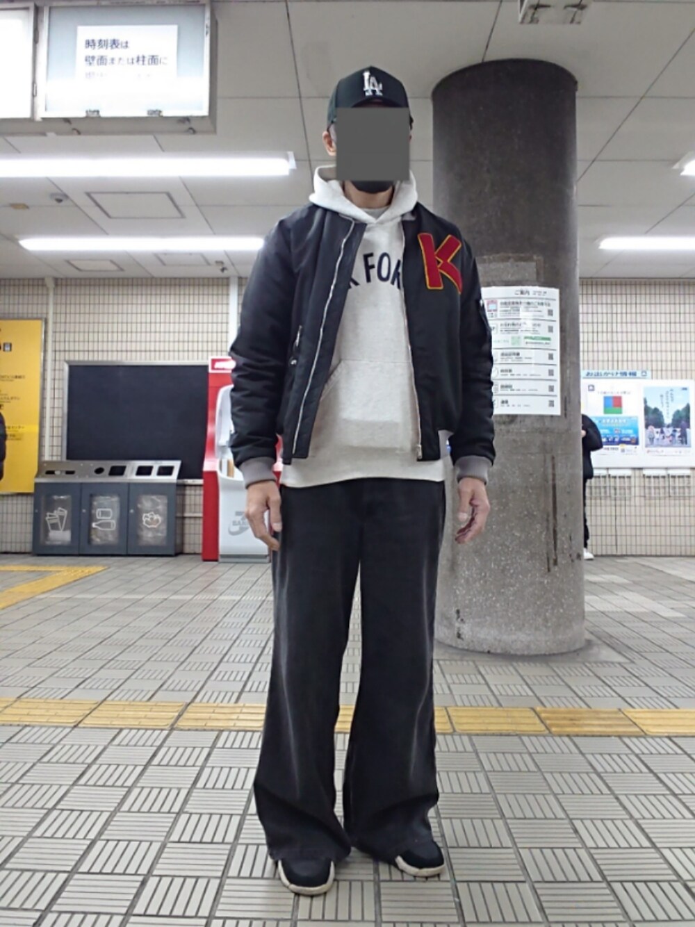 ブラック系のその他アウター、ブラック系のデニムパンツ、ブラック系のスニーカーを着用したメンズの春コーディネートの1枚目の写真