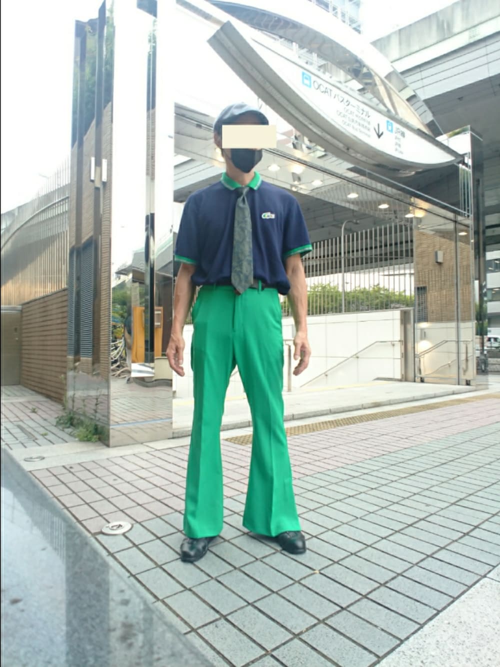「ハンチング帽、ポロシャツ、ネクタイ、スラックス、フレアパンツ、グルカサンダル、WEGO、LACOSTE、KENZO、ディスコート、BEAMS」｜「WEGOのWEGO/フェイクレザーハンチング（ハンチング/ベレー帽、ブラック系）」を使った、たっくんさん（メンズ・175cm）の夏コーディネートの1枚目の写真