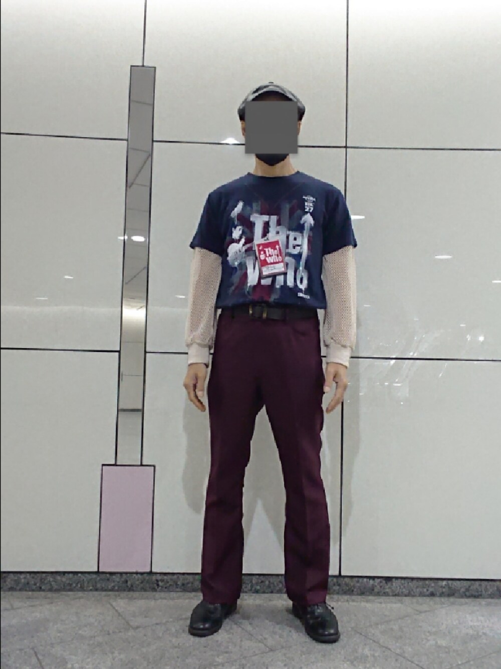 ブラック系のTシャツ/カットソー、ホワイト系のTシャツ/カットソー、レッド系のスラックスを着用したメンズの夏コーディネートの1枚目の写真