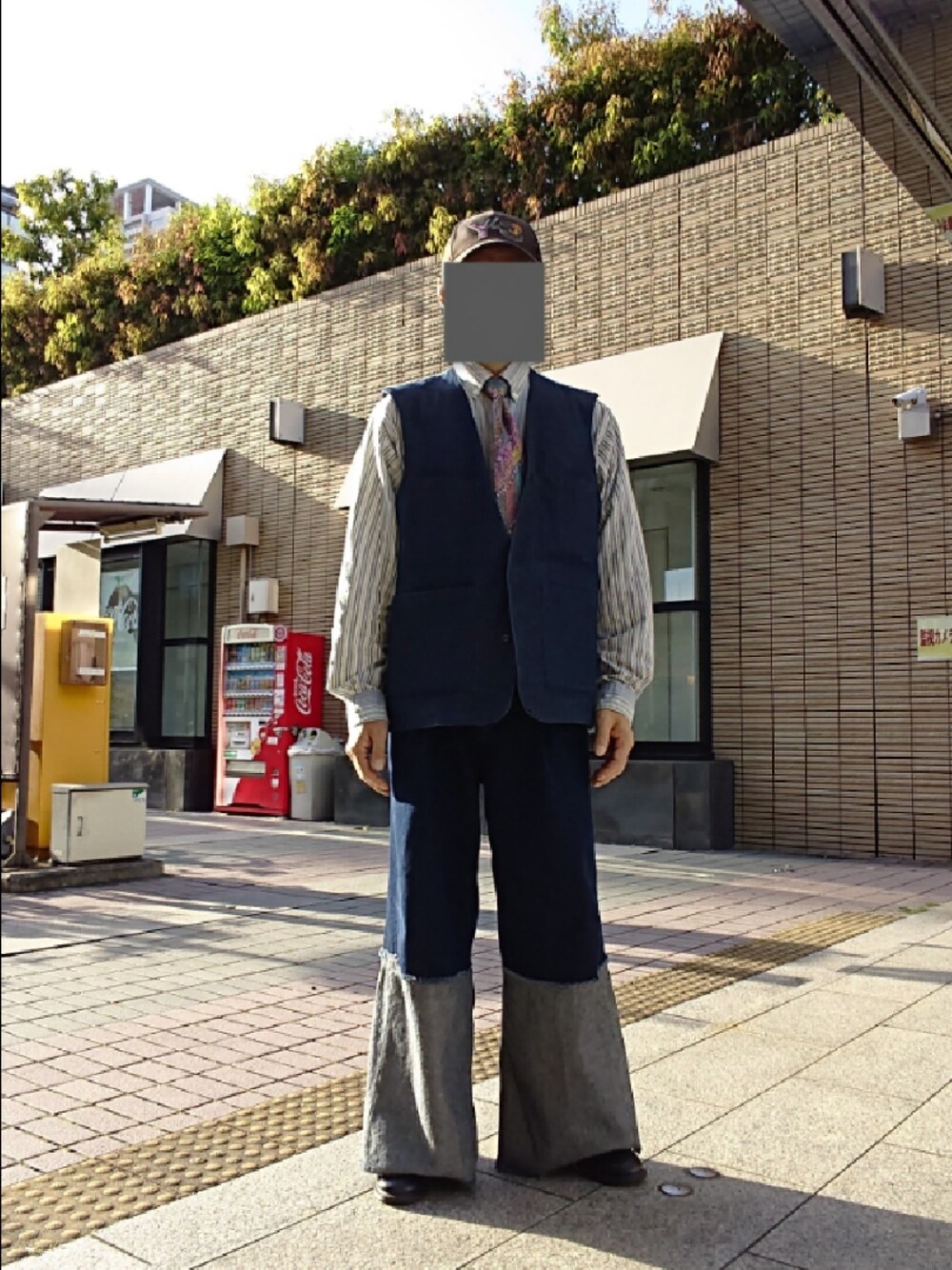 その他のシャツ/ブラウス、ブルー系のベスト、ブルー系のデニムパンツを着用したメンズの春コーディネートの1枚目の写真