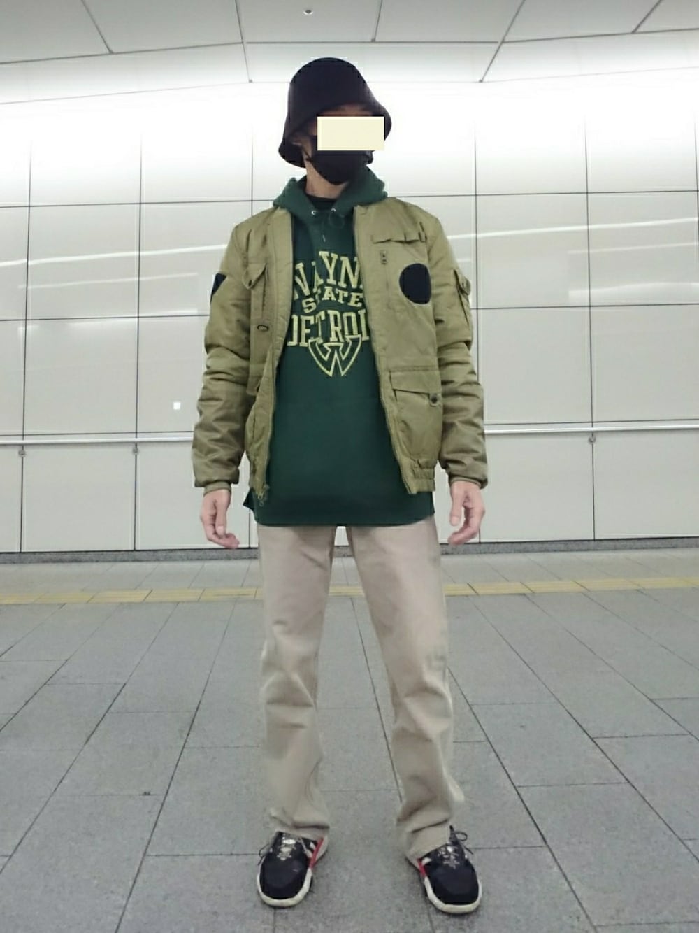 ベージュ系のMA-1、ベージュ系のデニムパンツ、ブラック系のスニーカーを着用したメンズの冬コーディネートの1枚目の写真