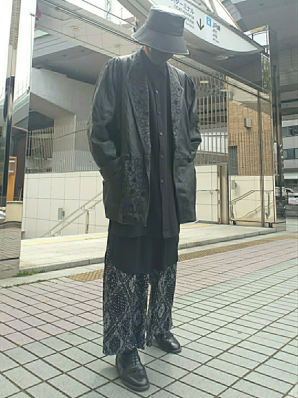 ブラック系のその他アウター、ブラック系のシャツ/ブラウス、グレー系のその他パンツを着用したメンズの春コーディネートの1枚目の写真