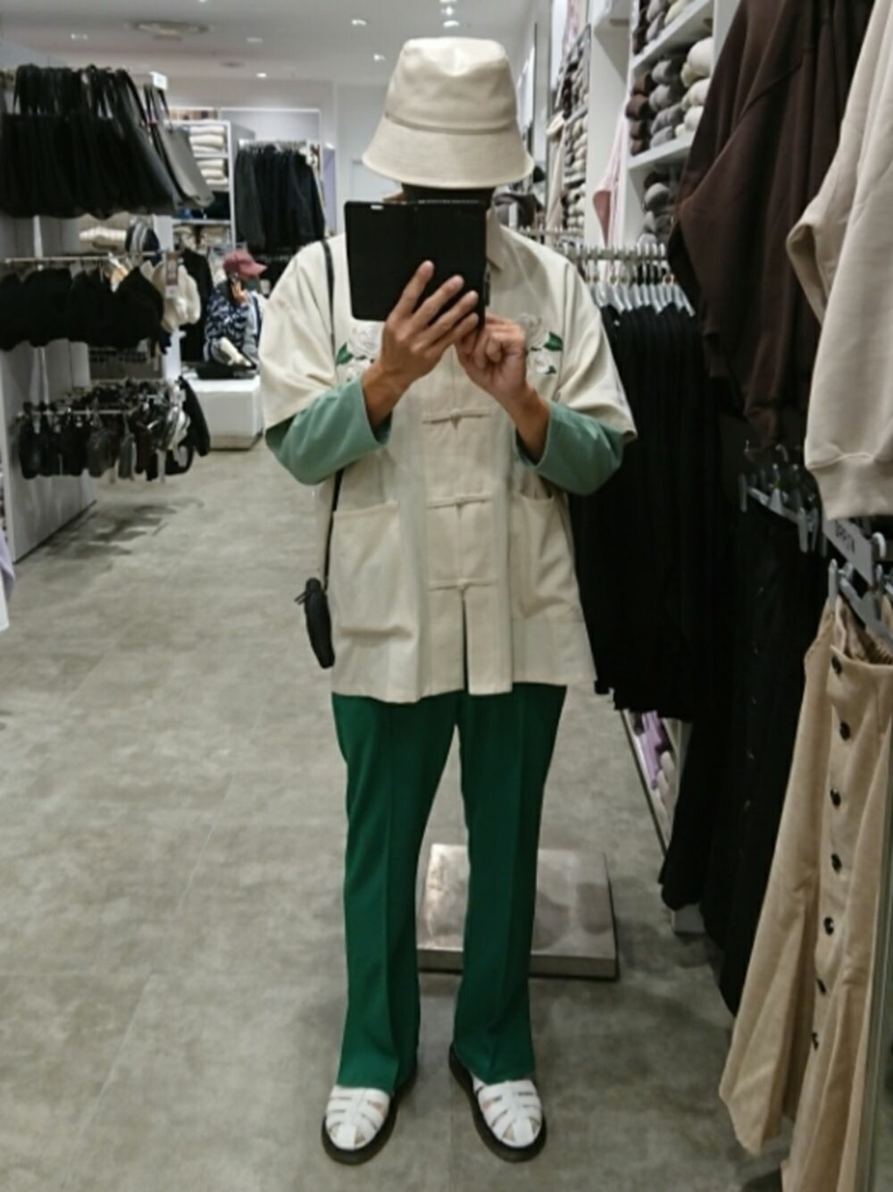 「バケットハット、カンフーシャツ、カラーパンツ、スリットパンツ、グルカサンダル、グリーン、ローリーズファーム(LOWRYS FARM)、Y-3、ルイス(Lui's)、jouetie」｜「LOWRYS FARMのＦレザーバケットハット　891375（ハット、ホワイト系）」を使った、たっくんさん（メンズ・176cm）の秋コーディネートの1枚目の写真