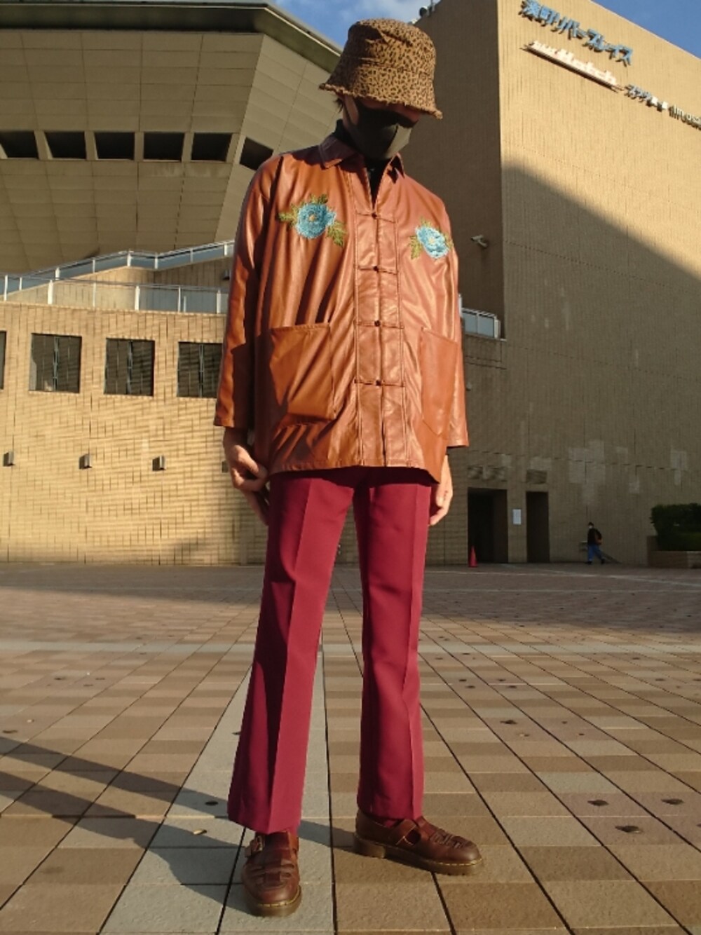 ブラウン系のシャツ/ブラウス、レッド系のその他パンツ、ブラウン系のその他シューズを着用したメンズの秋コーディネートの1枚目の写真