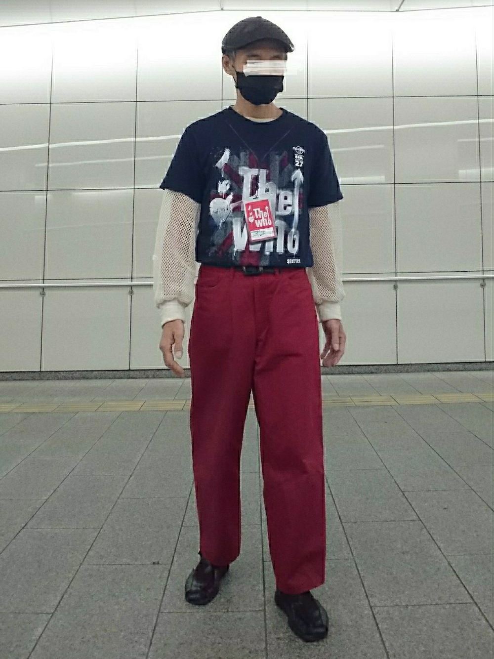 ブラック系のTシャツ/カットソー、ホワイト系のTシャツ/カットソー、レッド系のパンツを着用したメンズの秋コーディネートの1枚目の写真