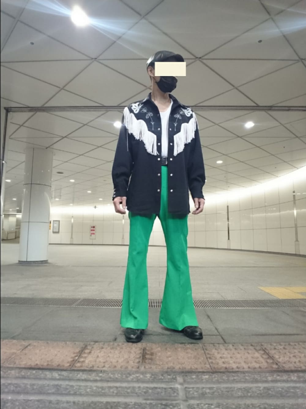 ホワイト系のTシャツ/カットソー、ブラック系のシャツ/ブラウス、グリーン系のその他パンツを着用したメンズの夏コーディネートの1枚目の写真