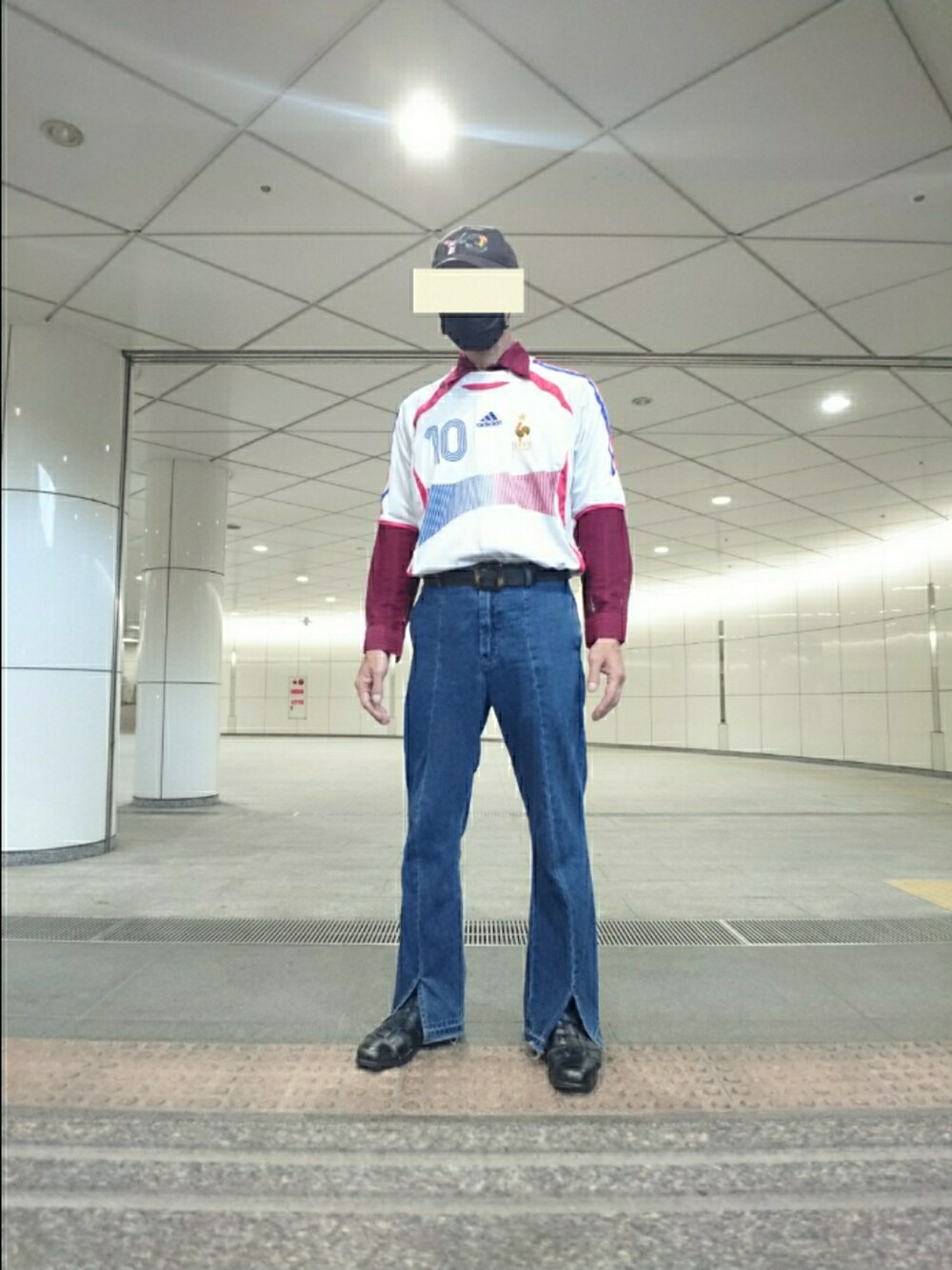 ホワイト系のTシャツ/カットソー、ブルー系のその他パンツ、ブラック系のサンダルを着用したメンズの夏コーディネートの1枚目の写真