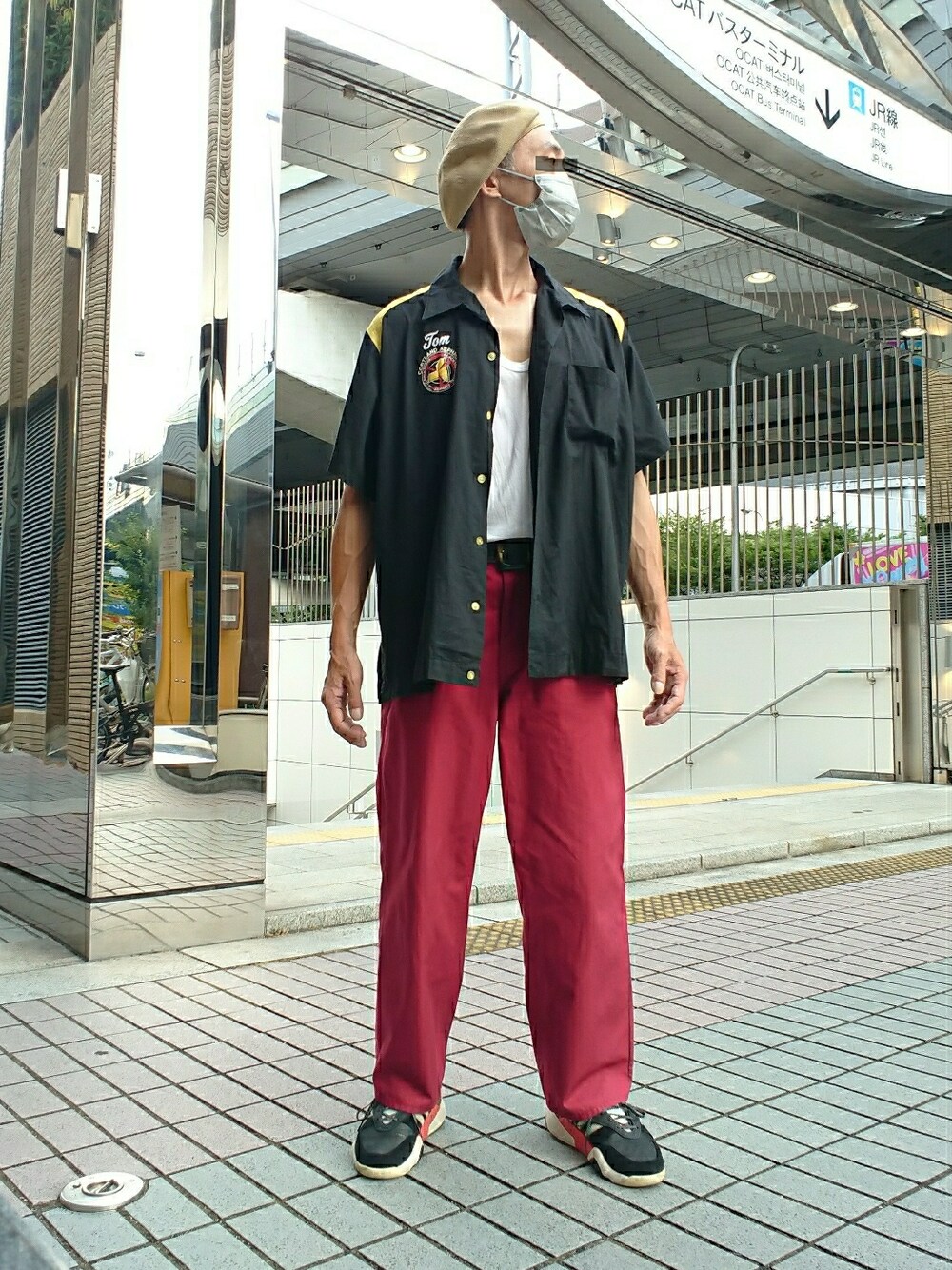ブラック系のシャツ/ブラウス、レッド系のパンツ、ブラック系のスニーカーを着用したメンズの夏コーディネートの1枚目の写真