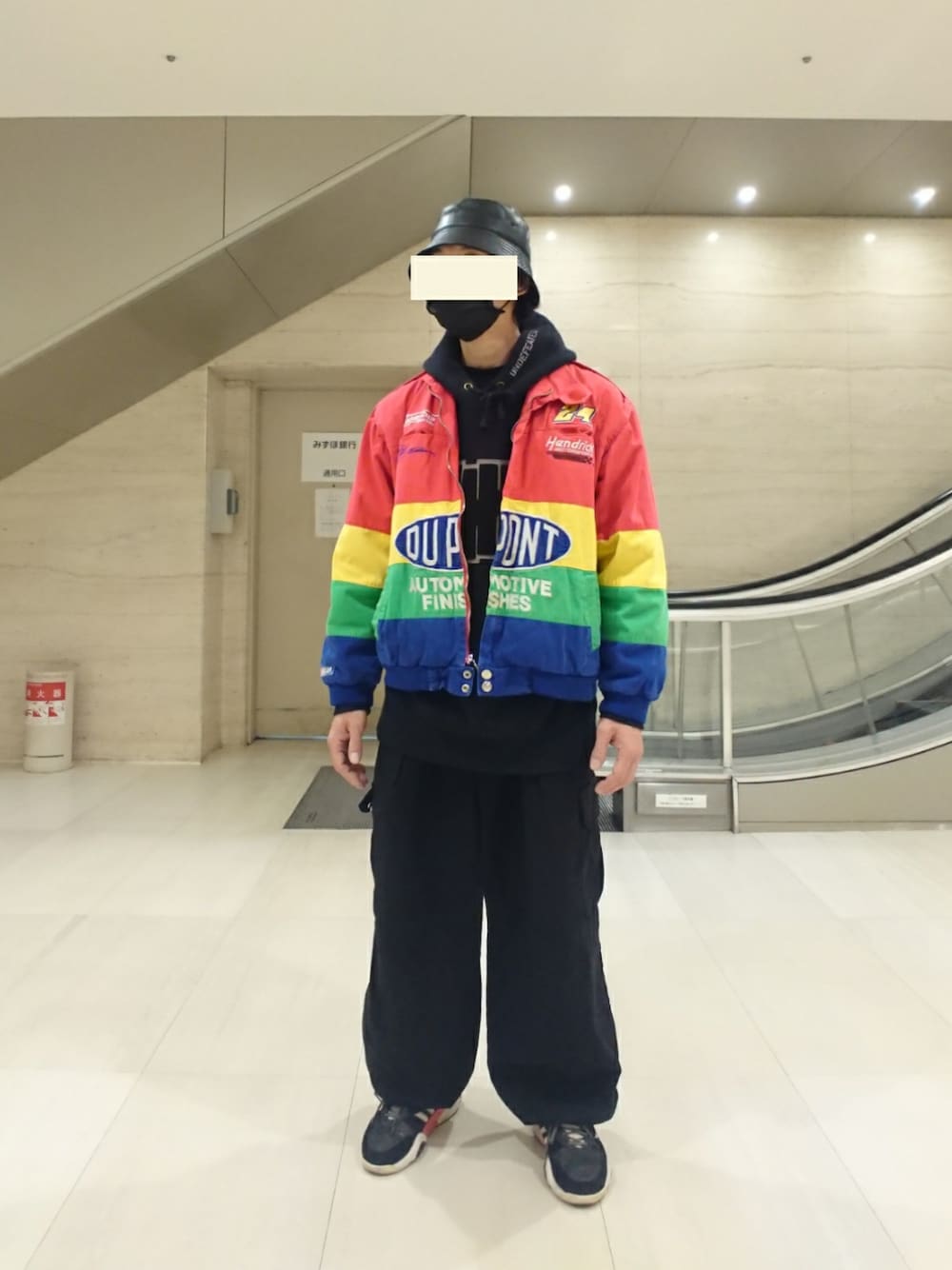 ブラック系のパーカー、その他のブルゾン、ブラック系のカーゴパンツを着用したメンズの春コーディネートの1枚目の写真