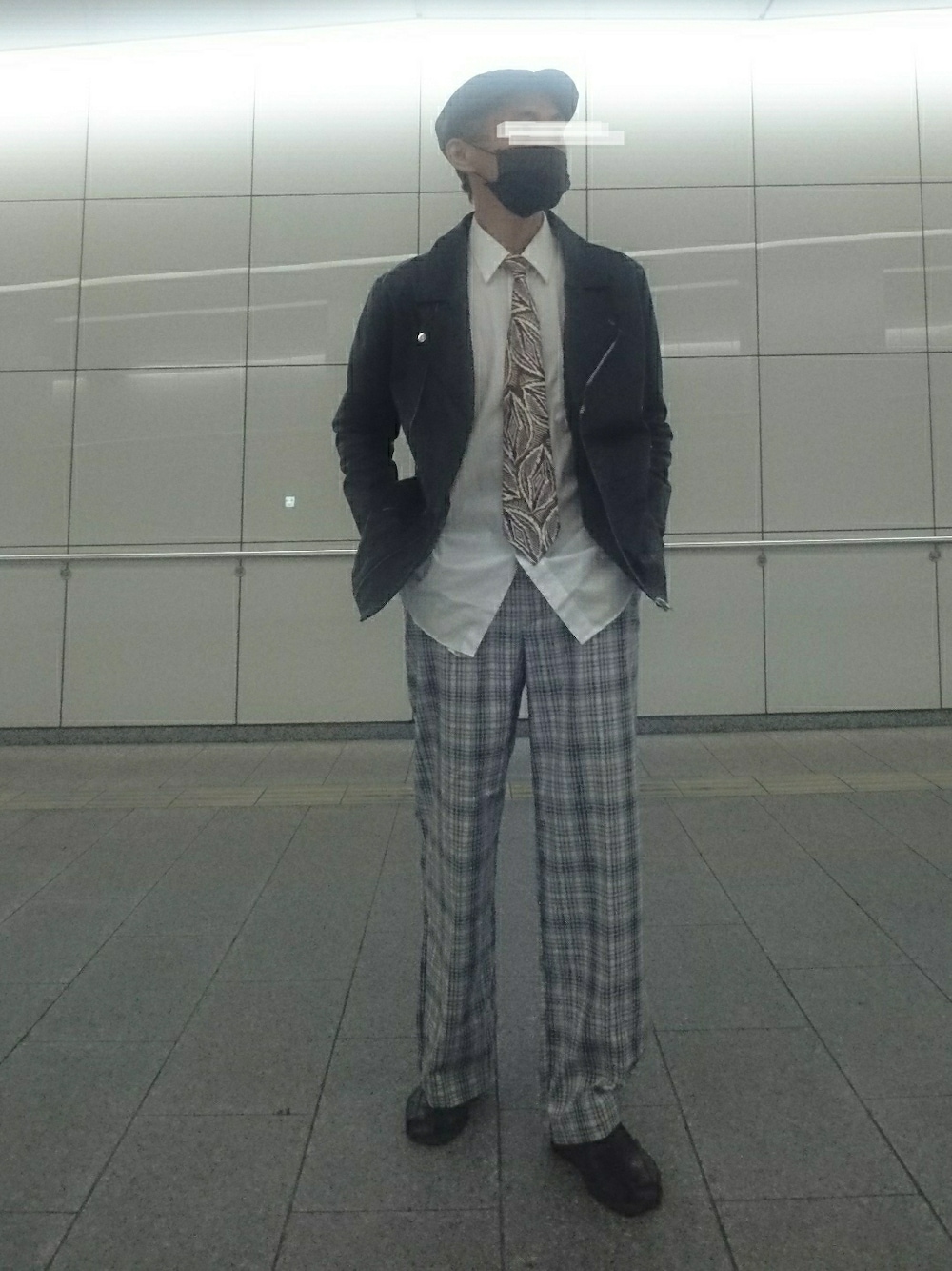 その他のネクタイ、ブラック系のライダースジャケット、ホワイト系のパンツを着用したメンズの秋コーディネートの1枚目の写真