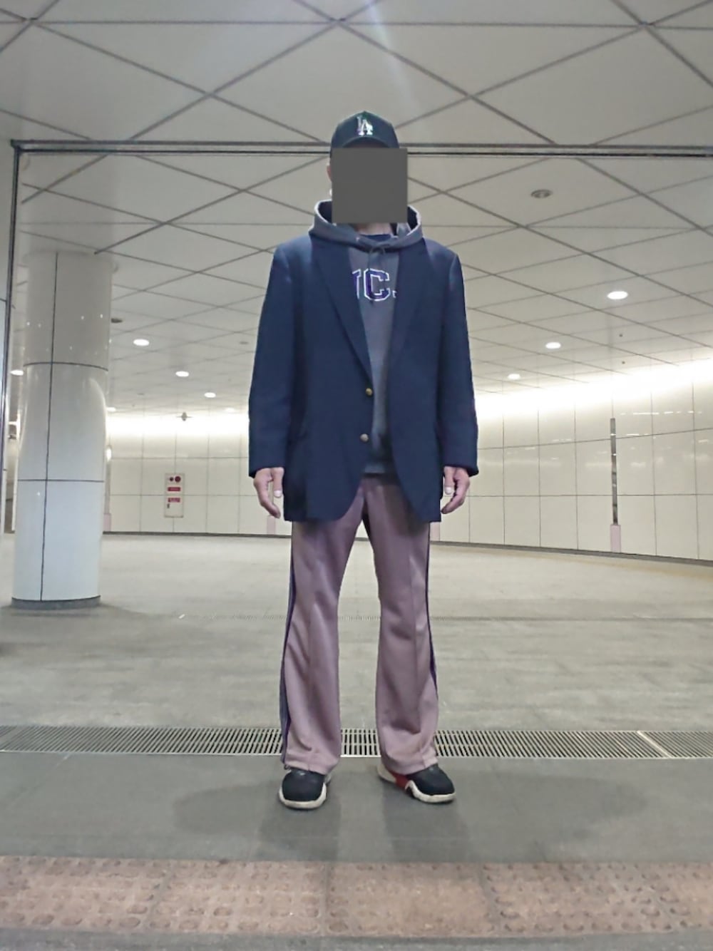 「キャップ、ジャケット、パーカー、トラックパンツ、スニーカー、ストリートシック、ニューエラ、SEARS、チャンピオン、ニードルス、アレキサンダーワン×アディダス」｜「NEW ERAのBEAMS別注モデル（キャップ、ブラック系）」を使った、たっくんさん（メンズ・176cm）の春コーディネートの1枚目の写真