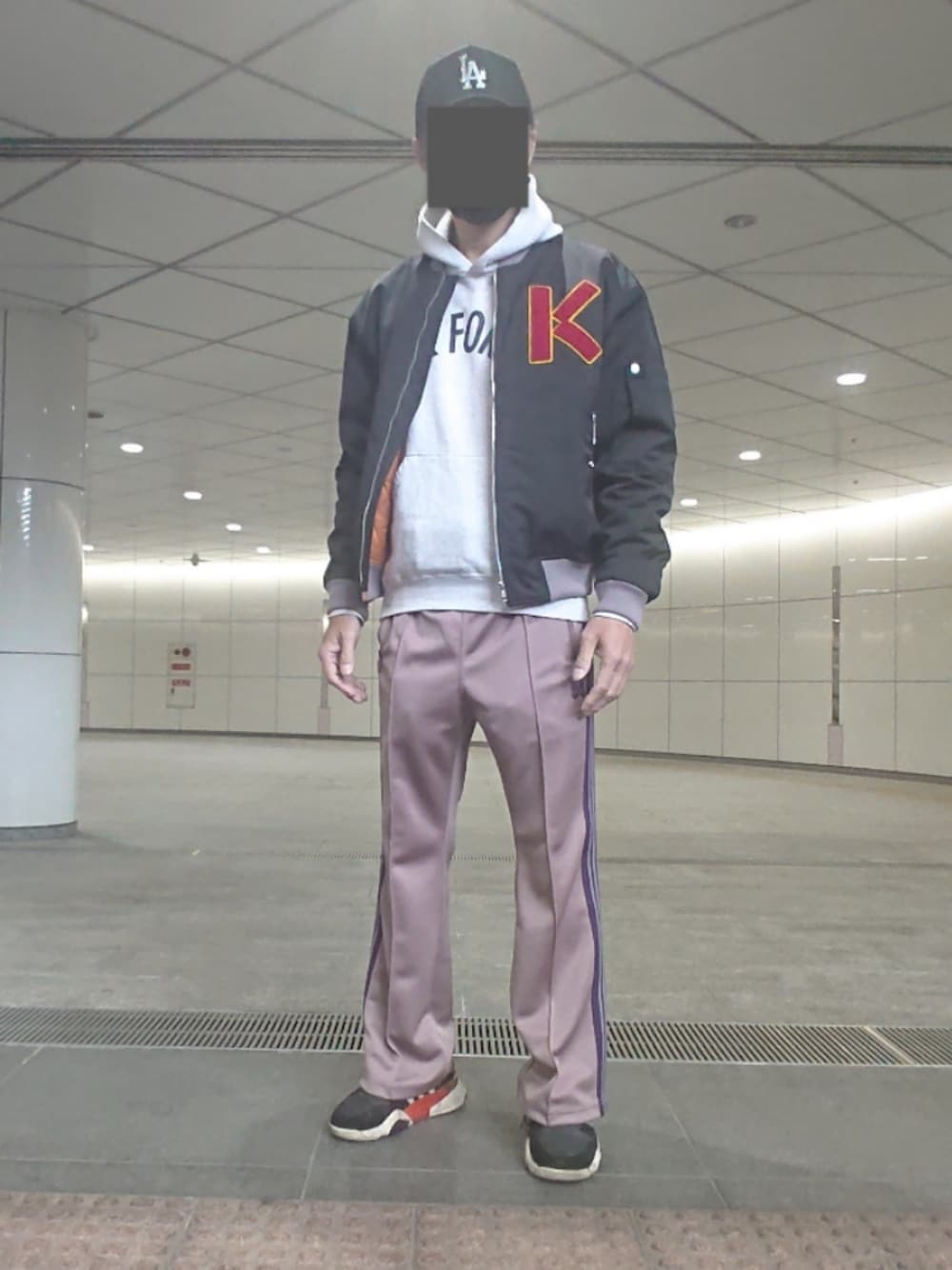 「キャップ、パーカー、MA-1、トラックパンツ、スニーカー、ニューエラ、SOFFE、KENZO、ニードルス、アレキサンダーワン×アディダス」｜「NEW ERAのBEAMS別注モデル（キャップ、ブラック系）」を使った、たっくんさん（メンズ・176cm）の春コーディネートの1枚目の写真