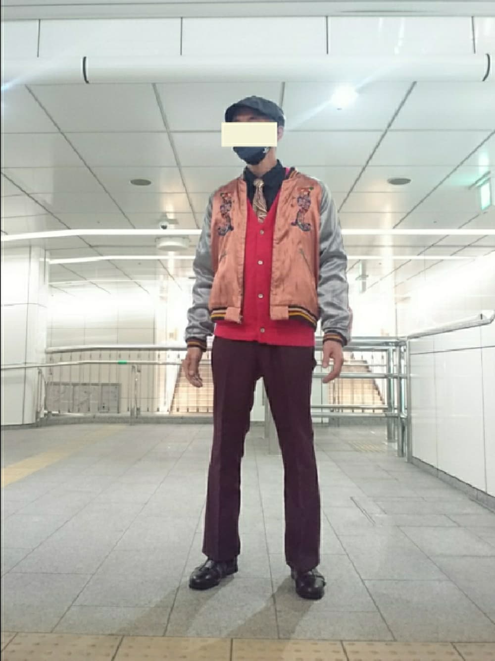 「ハンチング帽、スカジャン、カーディガン、ドレスシャツ、ランチャーパンツ、グルカサンダル、WEGO、IZOD、テーラー東洋、ブルックスブラザーズ、Wrangler、BEAMS、ニナリッチ」｜「TAILOR TOYOのアイテム（スカジャン、レッド系）」を使った、たっくんさん（メンズ・176cm）の春コーディネートの1枚目の写真