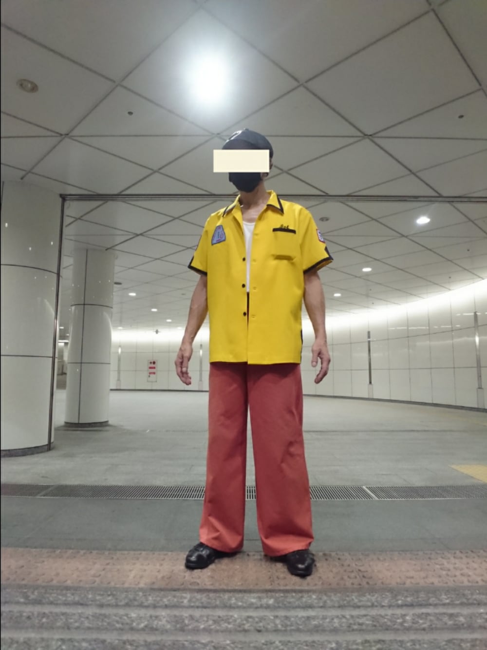 ホワイト系のTシャツ/カットソー、イエロー系のシャツ/ブラウス、ブラウン系のその他パンツを着用したメンズの夏コーディネートの1枚目の写真