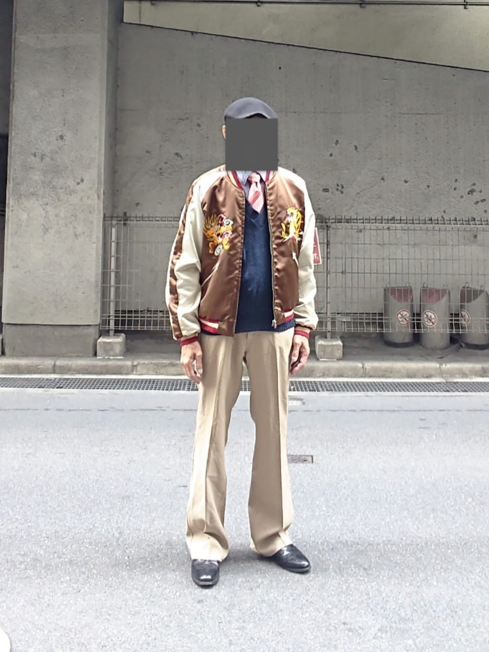 その他のシャツ/ブラウス、ブラウン系のスカジャン、ベージュ系のスラックスを着用したメンズの春コーディネートの1枚目の写真