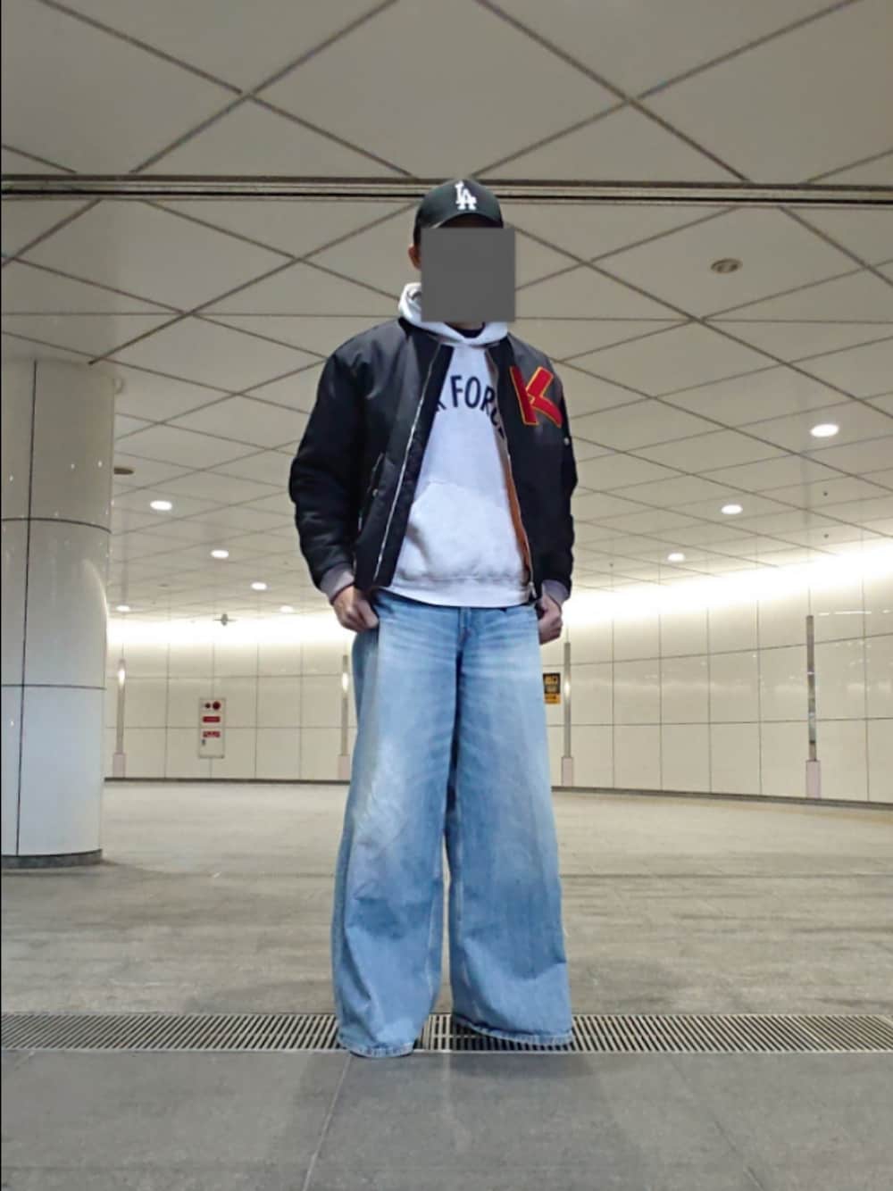 「キャップ、MA-1、パーカー、ワイドデニム、スニーカー、ニューエラー、KENZO、SOFFE、ZARA、アレキサンダーワン×アディダス、ストリート」｜「NEW ERAのBEAMS別注モデル（キャップ、ブラック系）」を使った、たっくんさん（メンズ・176cm）の冬コーディネートの1枚目の写真