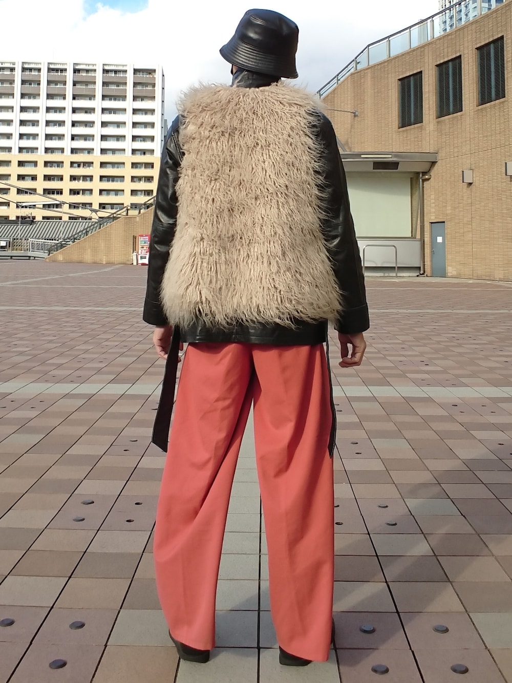 「バケットハット、レザージャケット、ファーベスト、カラーパンツ、グルカサンダル、ワイドパンツ、WEGO、US古着、コーエン、チェコ軍」|「WEGOのアイテム(ハット、ブラック系)」を使った、たっくんさん(メンズ・176cm)の冬コーディネートの2枚目の写真