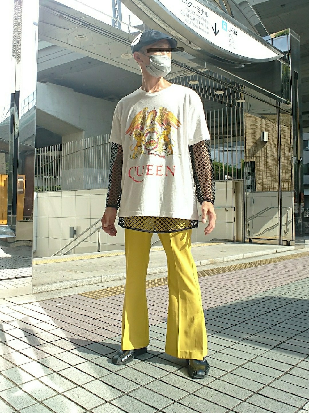 ホワイト系のTシャツ/カットソー、ブラック系のTシャツ/カットソー、イエロー系のその他パンツを着用したメンズの夏コーディネートの1枚目の写真