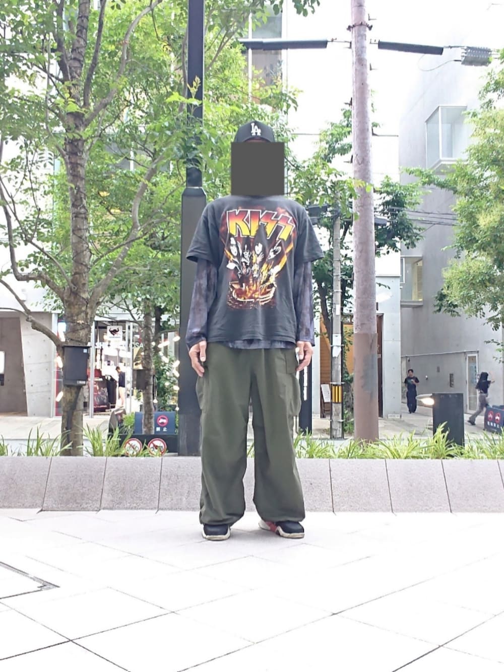 「キャップ、バンドT、シアートップス、カーゴパンツ、スニーカー、ニューエラ、KISS Tシャツ、SENSE OF PLACE by URBAN RESEAR、フリークスストア(FREAK'S STORE)、アレキサンダーワン×アディダス」｜「SENSE OF PLACE by URBAN RESEARCHのアソートシアーロングTシャツ（Tシャツ/カットソー、ブラック系）」を使った、たっくんさん（メンズ・176cm）の夏コーディネートの1枚目の写真