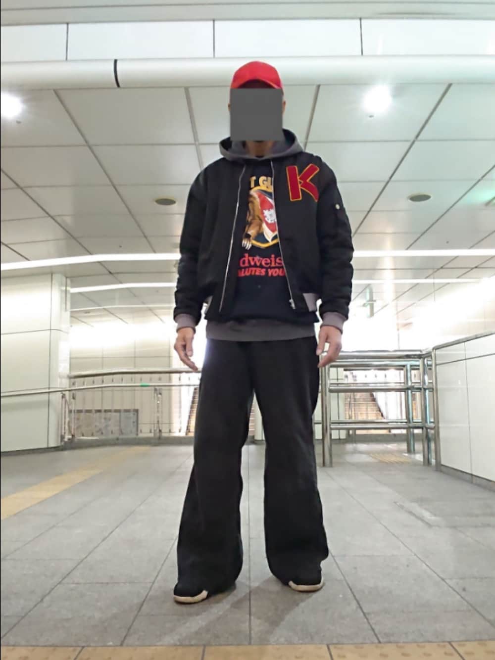 「キャップ、MA-1、スウェット、パーカー、ワイドデニム、スニーカー、Y-3、KENZO、チャンピオン、H&M、アレキサンダーワン×アディダス」｜「Y-3のY-3 LOGO CAP（キャップ、レッド系）」を使った、たっくんさん（メンズ・176cm）の春コーディネートの1枚目の写真