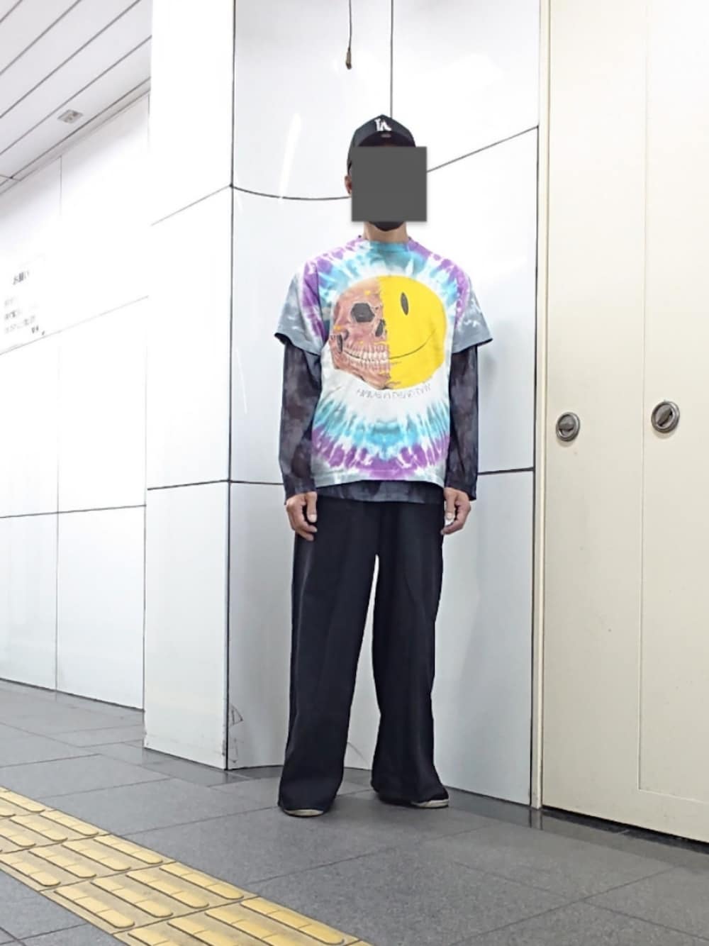 その他のTシャツ/カットソー、ブラック系のTシャツ/カットソー、ブラック系のデニムパンツを着用したメンズの夏コーディネートの1枚目の写真