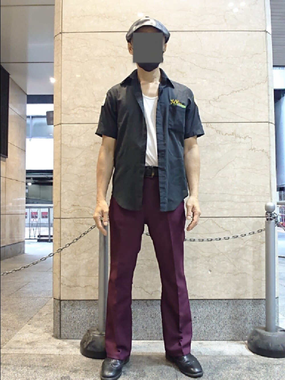 ホワイト系のTシャツ/カットソー、ブラック系のシャツ/ブラウス、レッド系のスラックスを着用したメンズの夏コーディネートの1枚目の写真