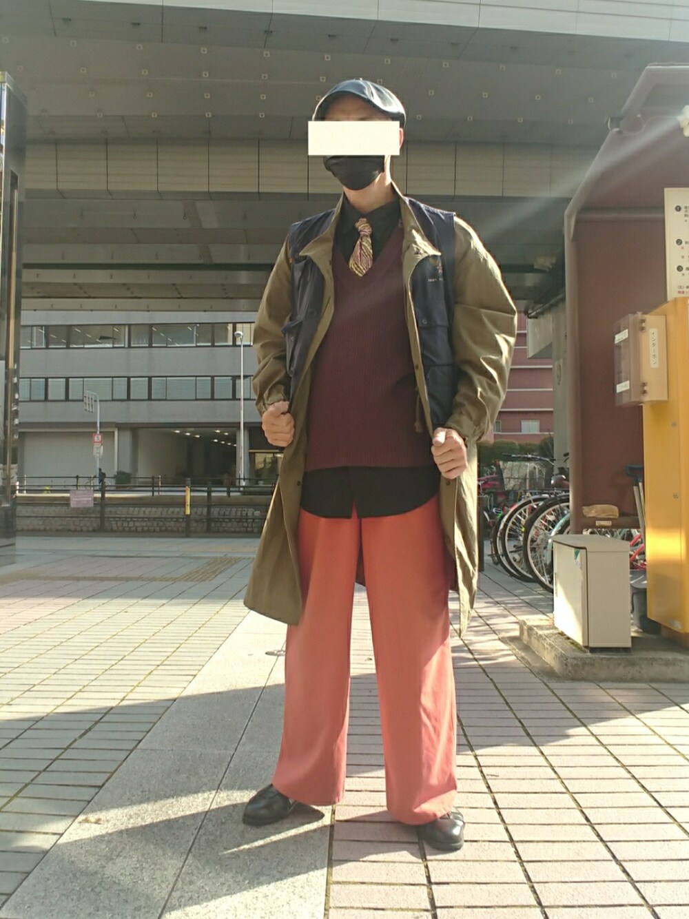 「ハンチング帽、モッズコート、ニットベスト、ドレスシャツ、ミリタリーベスト、ネクタイ、スラックス、グルカサンダル、WEGO、フリークスストア(FREAK'S STORE)、アルファ インダストリーズ(ALPHA INDUSTRIES)、PAGEBOY、ニナリッチ、BEAMS、ネクタイコーデフェス2023」｜「WEGOのWEGO/フェイクレザーハンチング（ハンチング/ベレー帽、ブラック系）」を使った、たっくんさん（メンズ・176cm）の春コーディネートの1枚目の写真