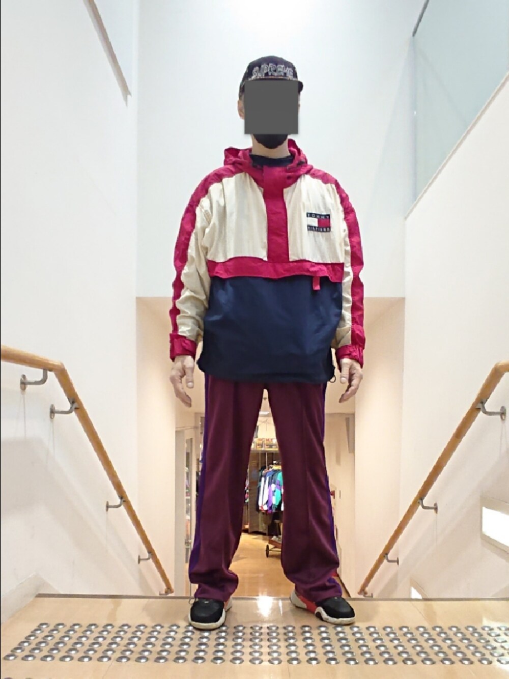 その他のナイロンジャケット、レッド系のその他パンツ、ブラック系のスニーカーを着用したメンズの冬コーディネートの1枚目の写真