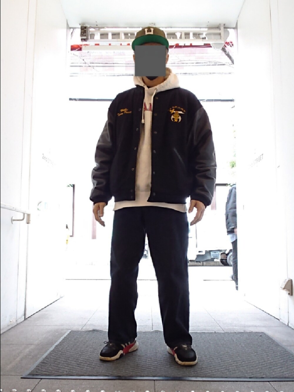 「キャップ、スタジャン、パーカー、ワイドデニム、スニーカー、HUF、ニューエラ、game sportswear、チャンピオン、チャオパニック、アレキサンダーワン×アディダス」｜「HUFのWORLD TOUR NEW ERA FITTED HAT　HUF ハフ キャップ（キャップ、グリーン系）」を使った、たっくんさん（メンズ・176cm）の冬コーディネートの1枚目の写真