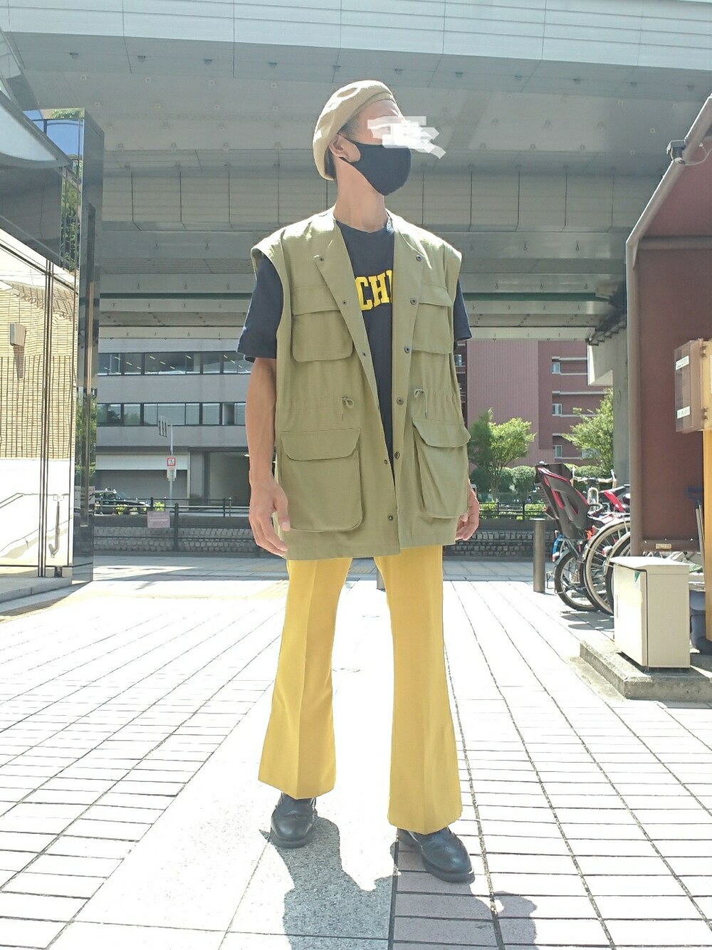 ブラック系のTシャツ/カットソー、グリーン系のベスト、イエロー系のその他パンツを着用したメンズの秋コーディネートの1枚目の写真
