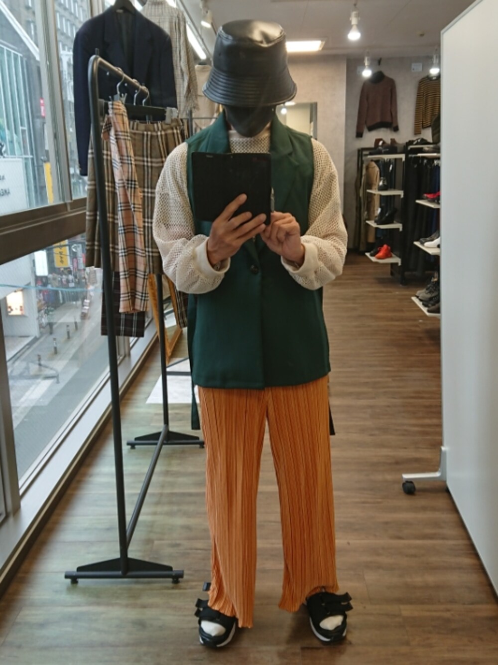 「バケットハット、メッシュトップス、プリーツパンツ、スリットベスト、カラーパンツ、WEGO、clear、GU、サンダル、レイヤード」｜「WEGOのアイテム（ハット、ブラック系）」を使った、たっくんさん（メンズ・176cm）の秋コーディネートの1枚目の写真