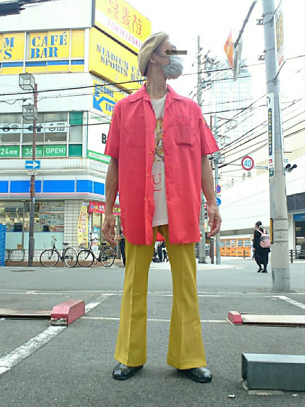 レッド系のシャツ/ブラウス、ホワイト系のTシャツ/カットソー、イエロー系のその他パンツを着用したメンズの夏コーディネートの1枚目の写真