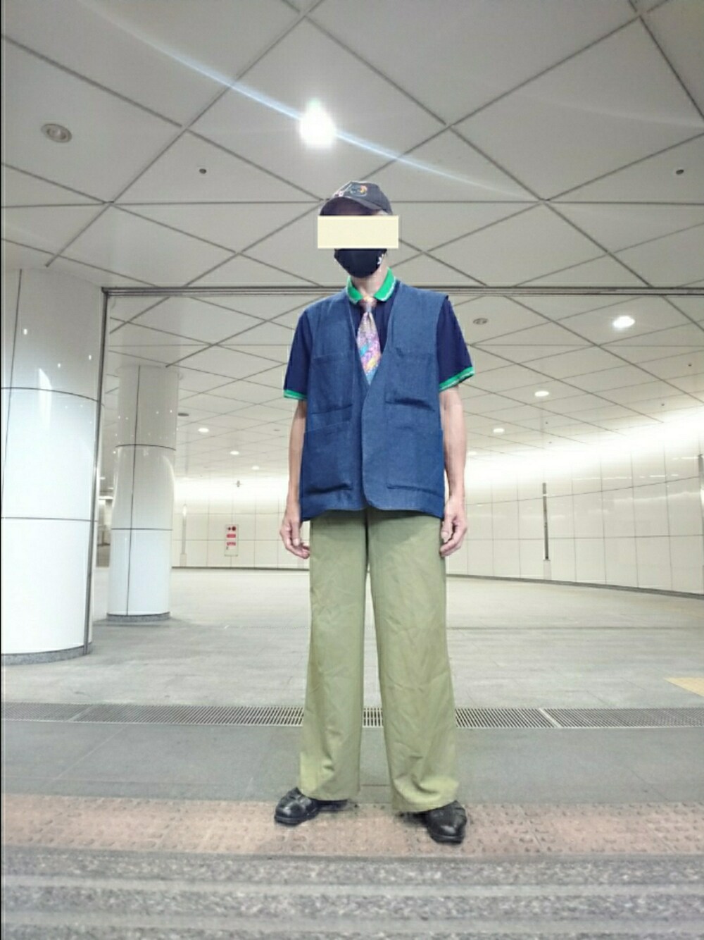 ブルー系のベスト、グリーン系のその他パンツ、ブラック系のサンダルを着用したメンズの夏コーディネートの1枚目の写真