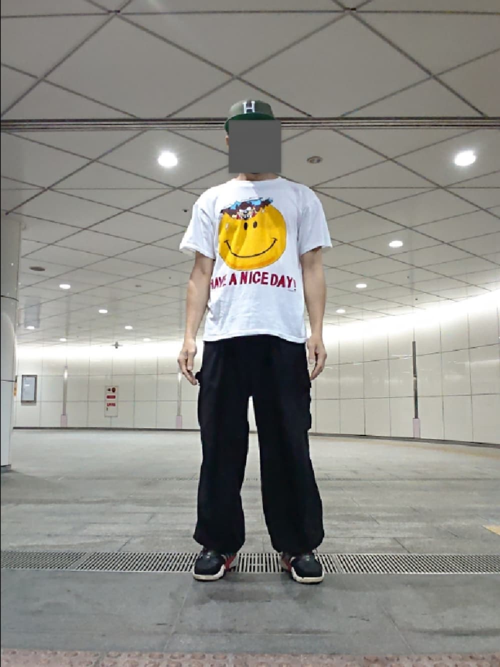 ホワイト系のTシャツ/カットソー、ブラック系のカーゴパンツ、ブラック系のスニーカーを着用したメンズの夏コーディネートの1枚目の写真