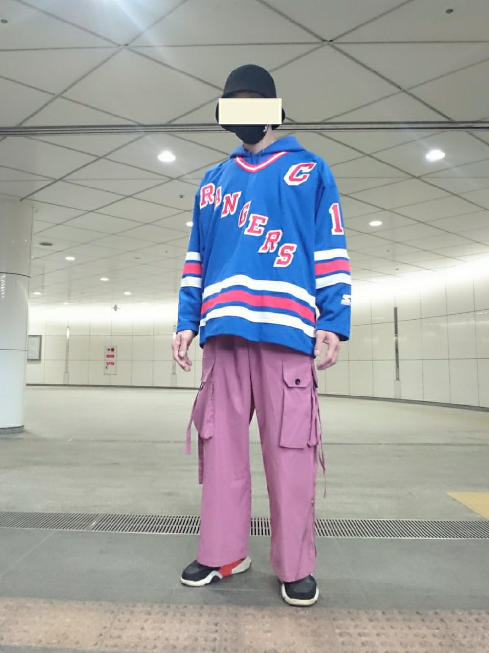 「ハット、ホッケーシャツ、パーカー、パラシュートパンツ、スニーカー、NHL、チャンピオン、starter、rangers、WEGO、アレキサンダーワン×アディダス、ストリート、レイヤード」｜「clearのコーデュロイバケットハット ≪2022AW新作≫（ハット、ブラック系）」を使った、たっくんさん（メンズ・176cm）の春コーディネートの1枚目の写真
