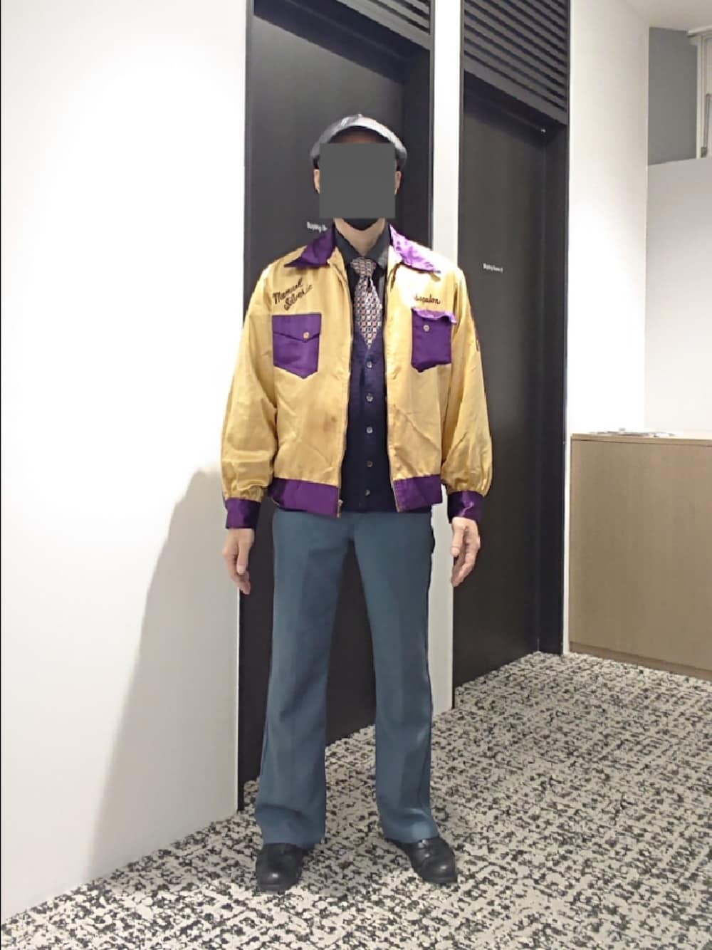 イエロー系のその他アウター、ブルー系のその他パンツ、ブラック系のサンダルを着用したメンズの冬コーディネートの1枚目の写真